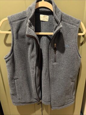 Class Club Men’s Heather Gray Fleece Vest